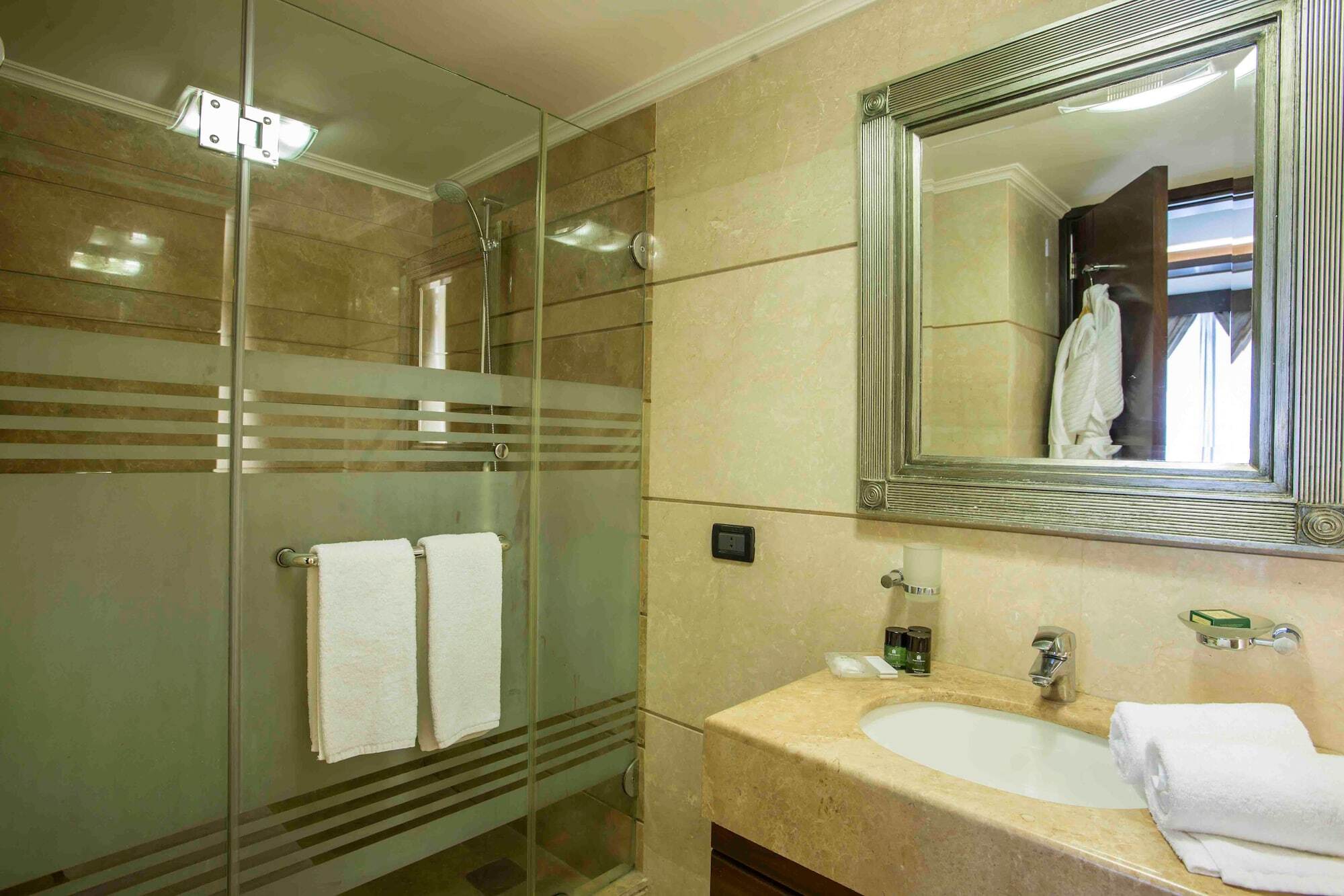 Imperial Suites Hotel Beirut Bagian luar foto